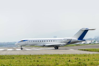 Taipei, Tayvan - 26 Temmuz 2022: Tayvan 'daki Taipei Songshan Havaalanı' ndan bir Gulfstream uçağı kalkmak üzere..