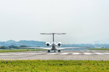 Taipei, Tayvan - 26 Temmuz 2022: Tayvan 'daki Taipei Songshan Havaalanı' ndan bir Gulfstream uçağı kalkmak üzere..