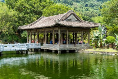 Taipei, Tayvan - 26 Temmuz 2022: Taipei, Tayvan 'daki Ulusal Saray Müzesi' nin kuzey bölgesindeki Zhishan Garden manzarası. Song Hanedanlığı mimarisinin taklidi üzerine yapılmış bir bahçe..