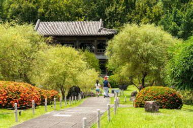Taipei, Tayvan - 26 Temmuz 2022: Taipei, Tayvan 'daki Ulusal Saray Müzesi' nin kuzey bölgesindeki Zhishan Garden manzarası. Song Hanedanlığı mimarisinin taklidi üzerine yapılmış bir bahçe..