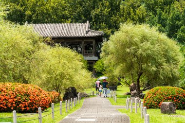 Taipei, Tayvan - 26 Temmuz 2022: Taipei, Tayvan 'daki Ulusal Saray Müzesi' nin kuzey bölgesindeki Zhishan Garden manzarası. Song Hanedanlığı mimarisinin taklidi üzerine yapılmış bir bahçe..