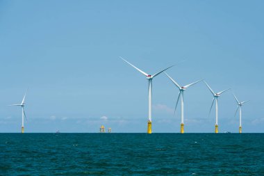 Tayvan 'ın batı kıyısındaki Açıklar rüzgar enerjisi sistemlerinin görüntüsü..