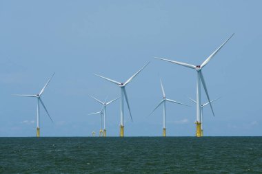 Tayvan 'ın batı kıyısındaki Açıklar rüzgar enerjisi sistemlerinin görüntüsü..