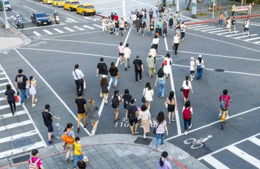 Taipei, Tayvan - 13 Ağustos 2022: Tayvan 'da yollar kesişirken yayalar maske takıyor..