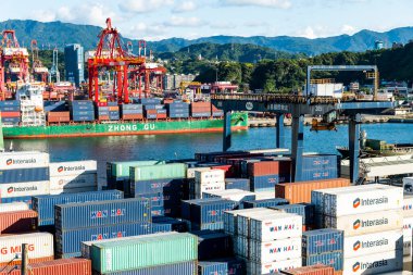 Keelung Şehri, Tayvan... 14 Ağustos 2022, Tayvan, Keelung Limanı 'ndaki konteyner deposu ve vinç teçhizatının panoramik görüntüsü. Uluslararası bir lojistik şirketi..