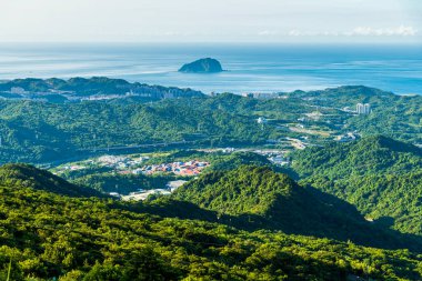 New Taipei şehrine bakan sahil dağlarının ve Tayvan 'daki Keelung' un muhteşem manzarası..