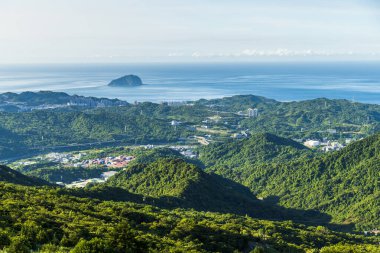 New Taipei şehrine bakan sahil dağlarının ve Tayvan 'daki Keelung' un muhteşem manzarası..