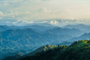 Görkemli dağların katmanları ve temiz bulutların arkaplan sabah. 