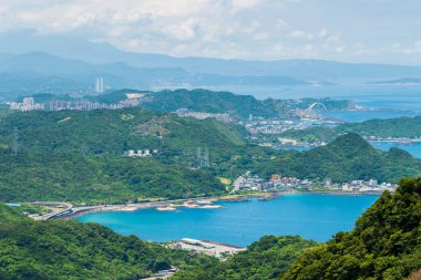 New Taipei şehrine bakan sahil dağlarının ve Tayvan 'daki Keelung' un muhteşem manzarası..