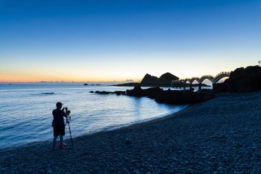 Fotoğrafçı, Sanxiantai Adası 'nda (Üç Aziz Adası), Doğu Kıyısı Ulusal Sahne Bölgesi, Taitung, Tayvan.