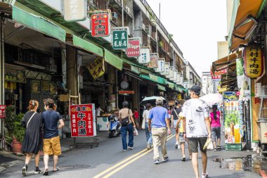 Tainan, Tayvan - 10 Eylül 2022: Tainan, Tayvan 'daki Guohua Old Street' i ziyaret eden turistler. Burada çok iyi bilinen geleneksel yemek tezgahları var..