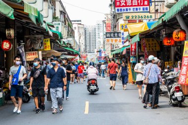 Tainan, Tayvan - 10 Eylül 2022: Tainan, Tayvan 'daki Guohua Old Street' i ziyaret eden turistler. Burada çok iyi bilinen geleneksel yemek tezgahları var..