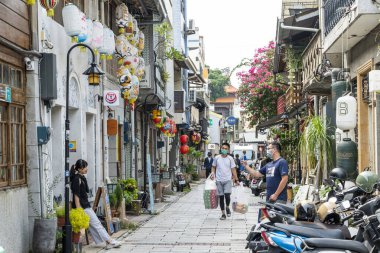 Tainan, Tayvan - 10 Eylül 2022: Tainan, Tayvan 'da Shennong Caddesi' ni ziyaret eden turistler. Burası artık Tainan 'daki genç sanat meraklıları için bir Mekke..