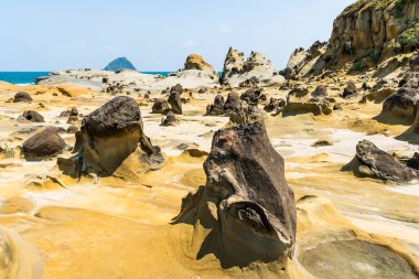 Keelung City, Tayvan, Keelung Adası 'ndaki Heping Adası Parkı' ndaki kıyı kayasının manzarası hemen arkada..
