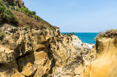 Keelung City, Tayvan, Keelung Adası 'ndaki Heping Adası Parkı' ndaki kıyı kayasının manzarası hemen arkada..