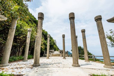 Tayvan 'ın New Taipei şehrindeki Jinguashi Shinto Tapınağı' nın (gon Shrine) kalıntılarının manzarası. Japon egemenliği sırasında inşa edildi..