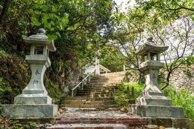 Tayvan 'ın New Taipei şehrindeki Jinguashi Shinto Tapınağı' nın (gon Shrine) kalıntılarının manzarası. Japon egemenliği sırasında inşa edildi..