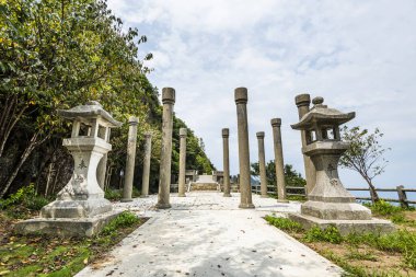 Tayvan 'ın New Taipei şehrindeki Jinguashi Shinto Tapınağı' nın (gon Shrine) kalıntılarının manzarası. Japon egemenliği sırasında inşa edildi..
