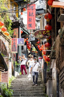 New Taipei City, Tayvan - 19 Eylül 2022: Turistler New Taipei, Tayvan 'daki Jiufen Old Street' i ziyaret ettiler.
