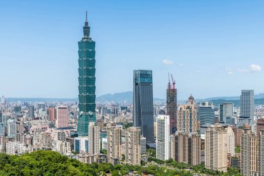 Taipei, Tayvan 22 Eylül 2022 Tayvan 'daki Xiangshan dağının tepesinden Taipei 101 gökdeleni ve Taipei Nan Shan Plaza binasının panoramik manzarası.