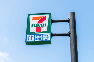 Kaohsiung, Tayvan... 30 Eylül 2022: Kaohsiung, Tayvan şehir merkezindeki 7-Eleven mağaza zincirleme tabelalarının yakın çekimi.