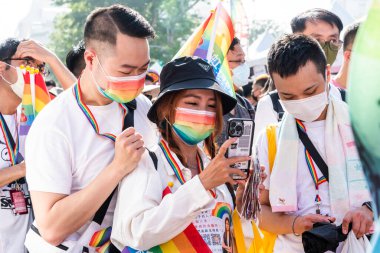 Kaohsiung, Tayvan- 19 Kasım 2022: Birçok kişi Tayvan 2022 Kaohsiung Onur Yürüyüşüne katıldı.