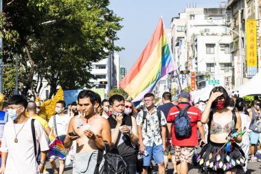 Kaohsiung, Tayvan- 19 Kasım 2022: Birçok kişi Tayvan 2022 Kaohsiung Onur Yürüyüşüne katıldı.