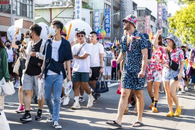 Kaohsiung, Tayvan- 19 Kasım 2022: Birçok kişi Tayvan 2022 Kaohsiung Onur Yürüyüşüne katıldı.