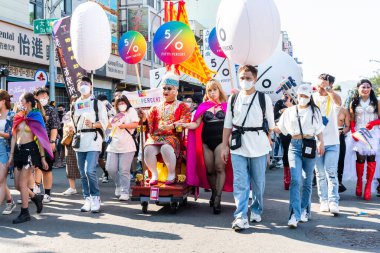 Kaohsiung, Tayvan- 19 Kasım 2022: Birçok kişi Tayvan 2022 Kaohsiung Onur Yürüyüşüne katıldı.