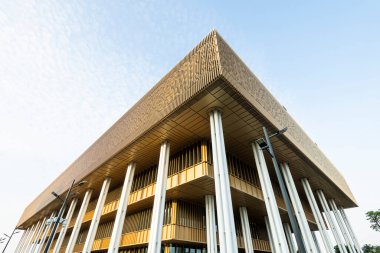 Tainan, Tayvan - 20 Kasım 2022: Tayvan 'daki Tainan Ana Halk Kütüphanesi' nin alçak açılı görüntüsü.