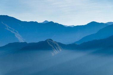 Görkemli dağların katmanları ve temiz bulutların arkaplan sabah. 