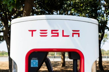 Tainan, Tayvan - 23 Şubat 2023: Tayvan 'da bir Tesla şarj istasyonunda elektrikli bir araca yakın çekim.