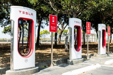 Tainan, Tayvan - 23 Şubat 2023: Tayvan 'da bir Tesla şarj istasyonunda elektrikli bir araca yakın çekim.