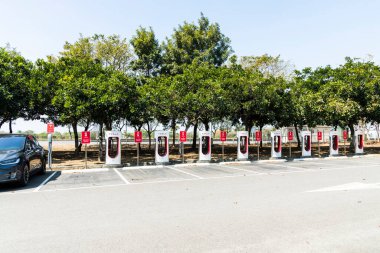 Tainan, Tayvan - 23 Şubat 2023: Tainan, Tayvan 'daki Tesla elektrikli araba şarj istasyonuna yakın çekim.