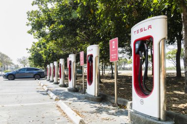 Tainan, Tayvan - 23 Şubat 2023: Tainan, Tayvan 'daki Tesla elektrikli araba şarj istasyonuna yakın çekim.
