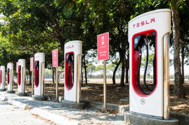 Tainan, Tayvan - 23 Şubat 2023: Tainan, Tayvan 'daki Tesla elektrikli araba şarj istasyonuna yakın çekim.