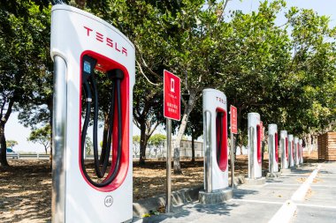Tainan, Tayvan - 23 Şubat 2023: Tainan, Tayvan 'daki Tesla elektrikli araba şarj istasyonuna yakın çekim.