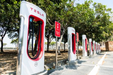 Tainan, Tayvan - 23 Şubat 2023: Tainan, Tayvan 'daki Tesla elektrikli araba şarj istasyonuna yakın çekim.