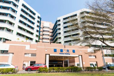 Kaohsiung, Tayvan... 27 Şubat 2023: Tayvan 'daki Kaohsiung Gazi Hastanesi' nin manzarası. Hastane genel tıbbi ve cerrahi hastane hizmetleri sunar..
