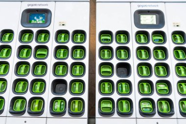 Kaohsiung, Tayvan... 28 Şubat 2023 Tayvanlı Gogoro elektrikli taşıt şirketinin takas edilebilir pilleri ve şarj altyapısı. Motorsikletler için pil şarj istasyonu.