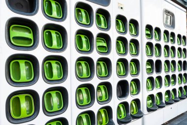 Kaohsiung, Tayvan... 28 Şubat 2023 Tayvanlı Gogoro elektrikli taşıt şirketinin takas edilebilir pilleri ve şarj altyapısı. Motorsikletler için pil şarj istasyonu.