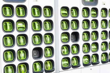 Kaohsiung, Tayvan... 28 Şubat 2023 Tayvanlı Gogoro elektrikli taşıt şirketinin takas edilebilir pilleri ve şarj altyapısı. Motorsikletler için pil şarj istasyonu.