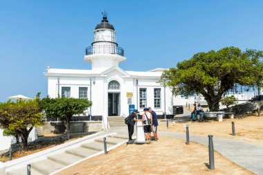 Kaohsiung, Tayvan - 5 Mart 2023: Turistler Kaohsiung, Tayvan 'daki Cihou Deniz Feneri' ni ziyaret ediyorlar.