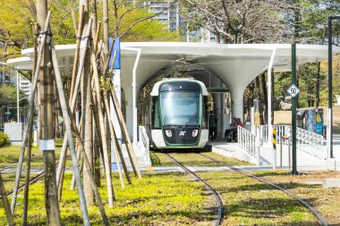 Kaohsiung, Tayvan... 10 Kasım 2023: dairesel hafif tren Kaohsiung, Tayvan 'daki Neiwei Sanat Merkezi istasyonunda duruyor..