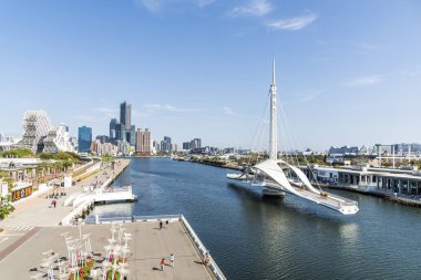 Kaohsiung, Tayvan - 23 Mart 2023: Kaohsiung, Tayvan limanındaki Dagang Köprüsü (Büyük Liman Köprüsü) dönüşümlü süreci.