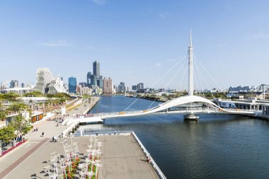 Kaohsiung, Tayvan - 23 Mart 2023: Pier-2 Sanat Merkezi ve Tayvan 'ın Kaohsiung limanındaki Dagang Köprüsü manzarası. Ünlü Kaohsiung Müzik Merkezi ve 85 Gökyüzü Kulesi ile.