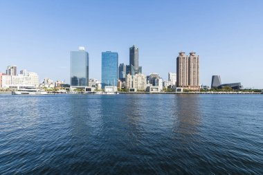 Kaohsiung, Tayvan... 23 Mart 2023: Kaohsiung, Tayvan 'daki Glory Pier limanındaki modern binanın panoramik manzarası. Mesela 85 Gökyüzü Kulesi ve Kaohsiung Liman Terminali.