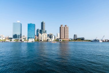 Kaohsiung, Tayvan... 23 Mart 2023: Kaohsiung, Tayvan 'daki Glory Pier limanındaki modern binanın panoramik manzarası. Mesela 85 Gökyüzü Kulesi ve Kaohsiung Liman Terminali.