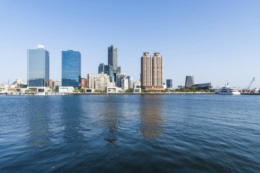 Kaohsiung, Tayvan... 23 Mart 2023: Kaohsiung, Tayvan 'daki Glory Pier limanındaki modern binanın panoramik manzarası. Mesela 85 Gökyüzü Kulesi ve Kaohsiung Liman Terminali.