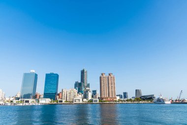 Kaohsiung, Tayvan... 23 Mart 2023: Kaohsiung, Tayvan 'daki Glory Pier limanındaki modern binanın panoramik manzarası. Mesela 85 Gökyüzü Kulesi ve Kaohsiung Liman Terminali.